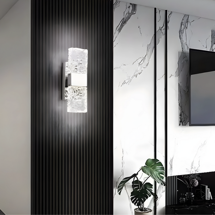 Moderne krystallampe med integrerte LED-lys, ideell som stuelampe eller soveromslampe.
