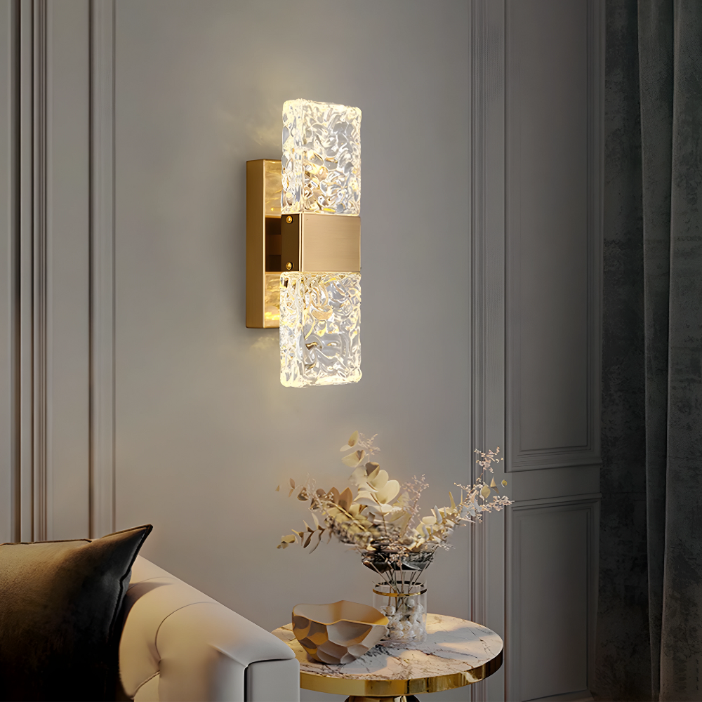 Nærbilde av elegant vegglampe med glitrende krystalldetaljer og varmt LED-lys. Perfekt designlampe.