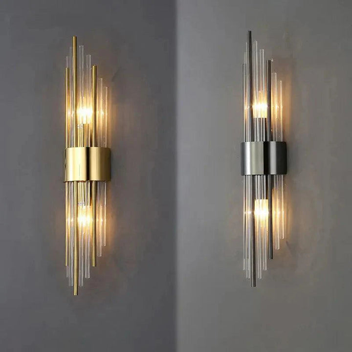 Elegant vegglampe med glitrende krystaller og sorte/gull detaljer. Innendørs dekor.