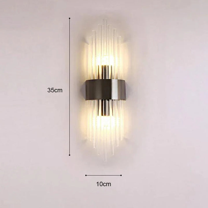 Moderne ganglampe med krystaller, sort/gull design. Innbydende inngangsparti.