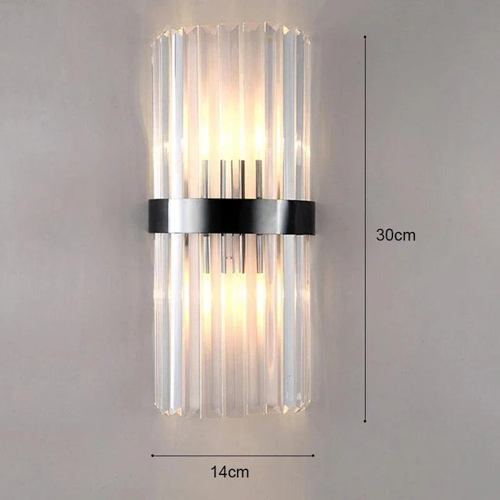 Elegant krystall vegglampe for stuen, gull/svart metall. Gir mykt dekorativt lys.