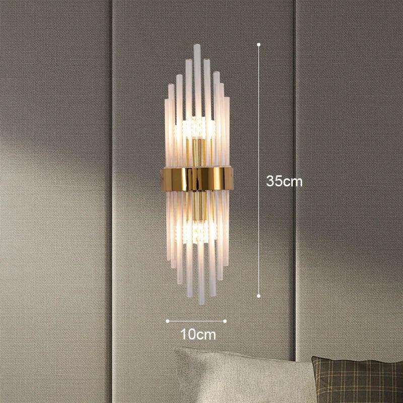Luksus LED-vegglampe med krystaller og kontrasterende gull/svart detaljer. Moderne.