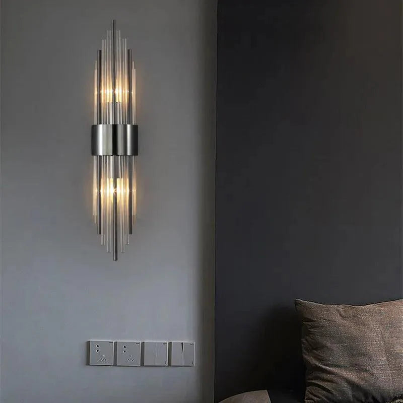 Stilig LED-vegglampe med krystaller og gullfarget ramme. Ideell for soverommet.