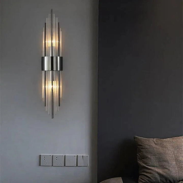 Stilig LED-vegglampe med krystaller og gullfarget ramme. Ideell for soverommet.