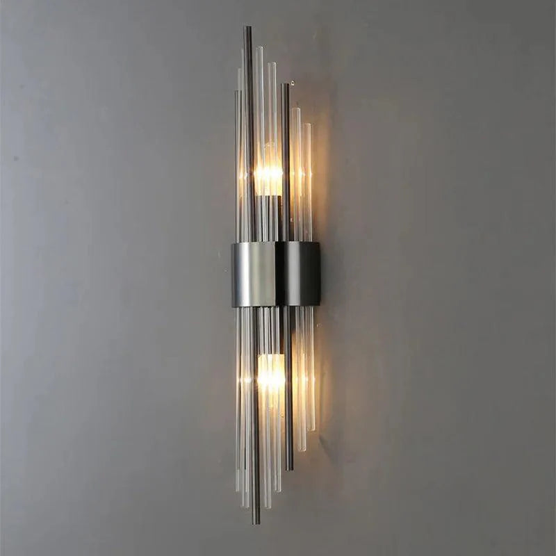 Svart og gull vegglampe med skinnende krystaller. Glamorøs belysning til gangen.