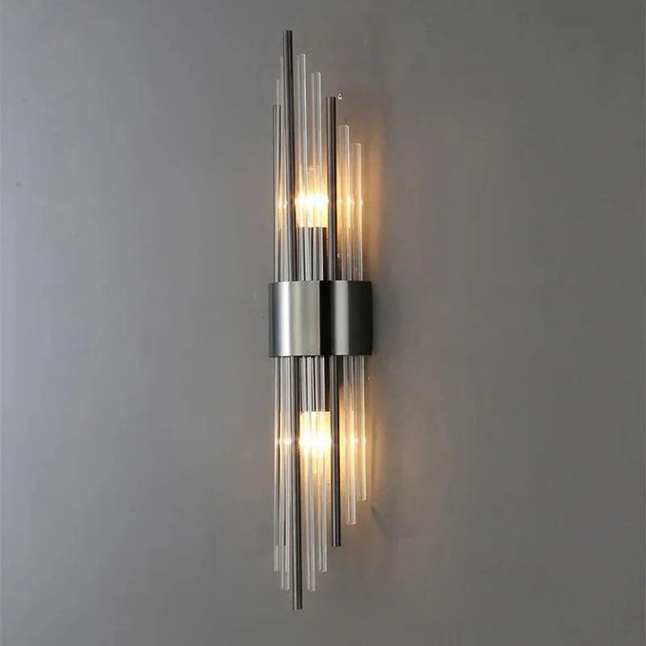Svart og gull vegglampe med skinnende krystaller. Glamorøs belysning til gangen.