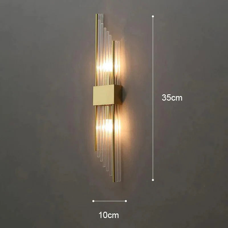 Innendørs vegglampe med krystaller og gull/svart finish. Gir elegant LED-belysning.