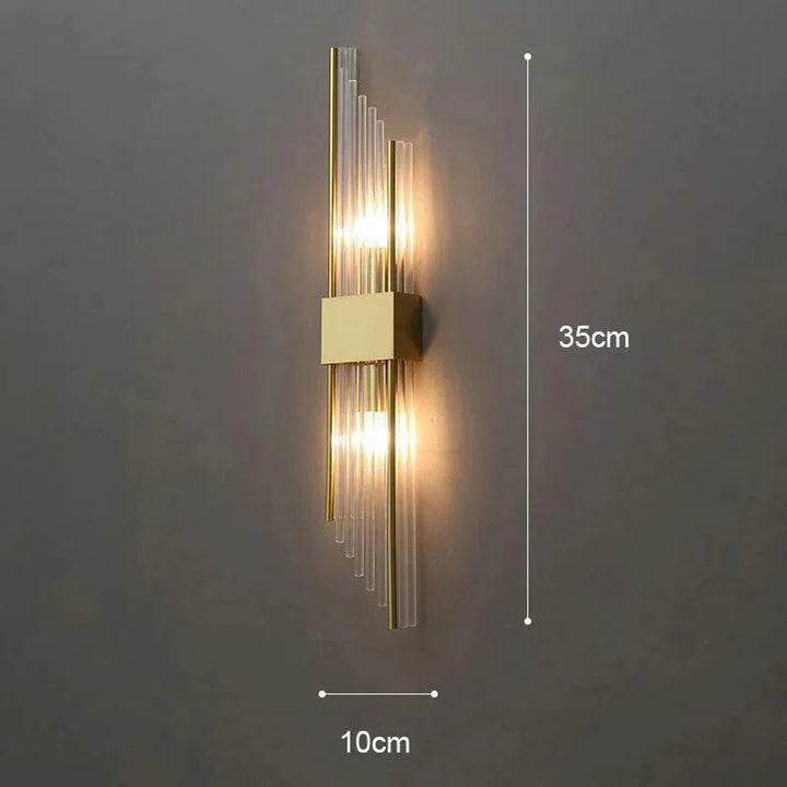 Innendørs vegglampe med krystaller og gull/svart finish. Gir elegant LED-belysning.