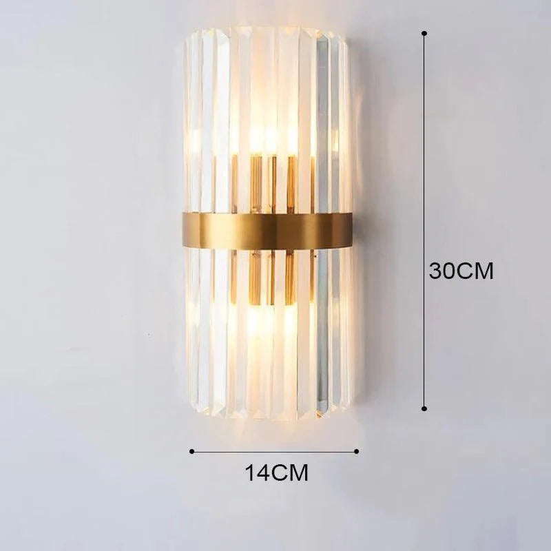 Eksklusiv vegglampe, krystall og gull/svart design. For en moderne luksuriøs stil.