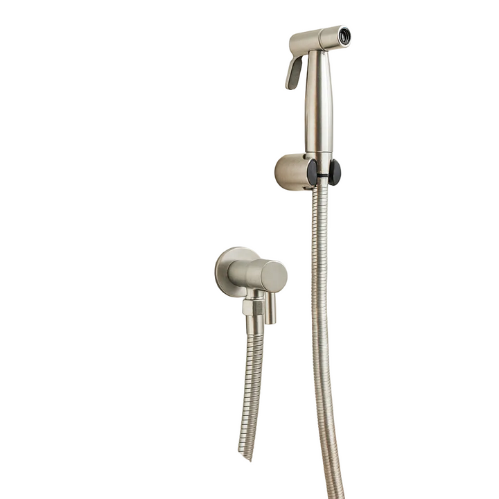 Veggmontert bidet sprøyte i sølv for optimal personlig hygiene. Inkluderer holder for enkel montering på badet.