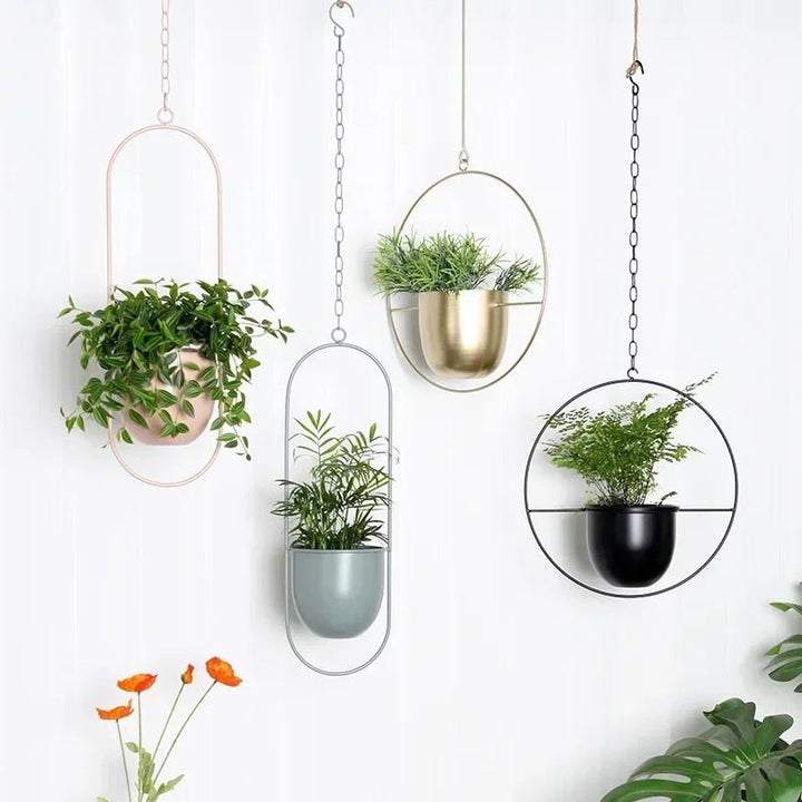 Elegant vegghengt plantekrukkeholder. Plassbesparende design for innendørs planter.