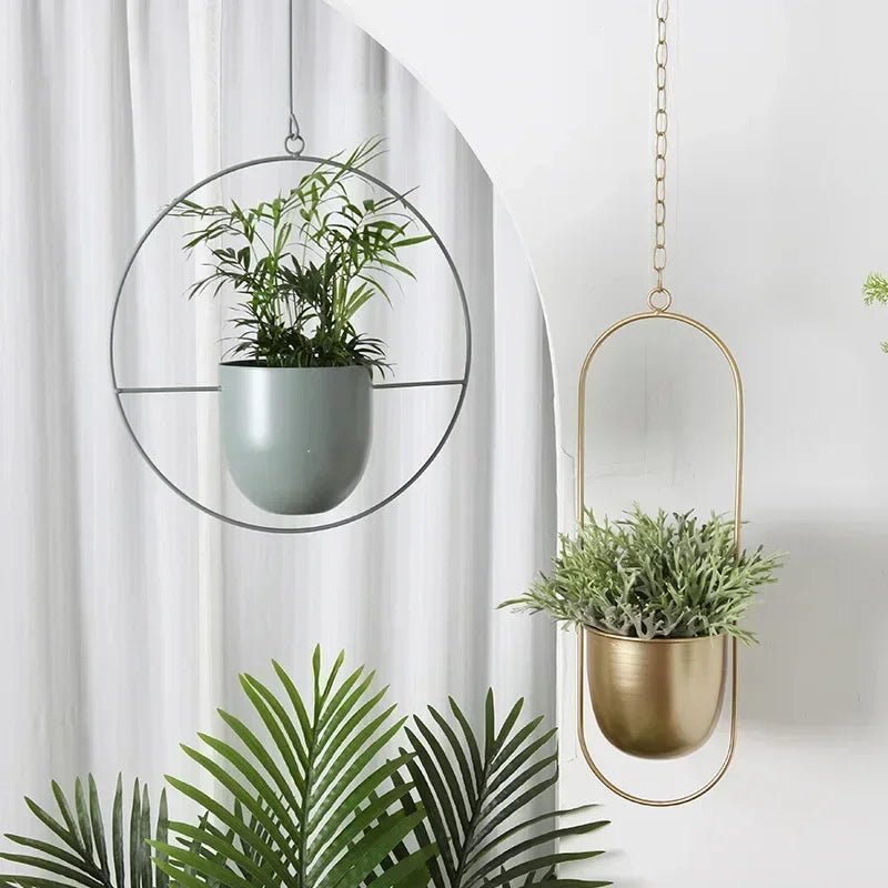 Vertikal planting med minimalistisk vegghenger. Perfekt for små rom og interiør.