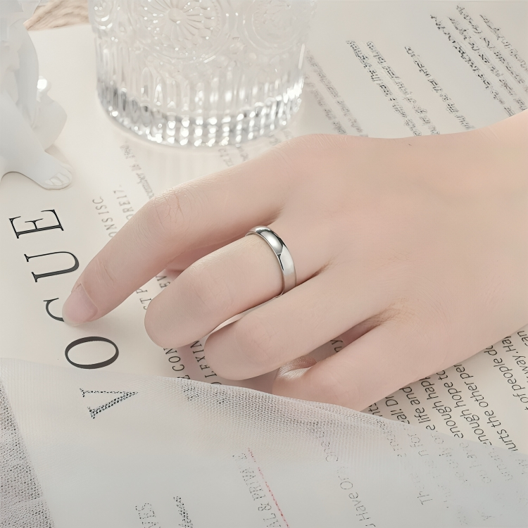 Elegant dame båndring med polert overflate, perfekt som smykke eller gave.