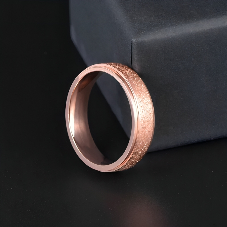 Nærbilde av en elegant båndring for dame, med skinnende polert overflate og tidløst design.