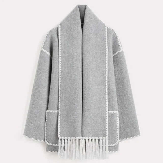 Frontbilde av stilren dame vinterjakke. Elegant yttertøy som passer hverdags- og festmote.
