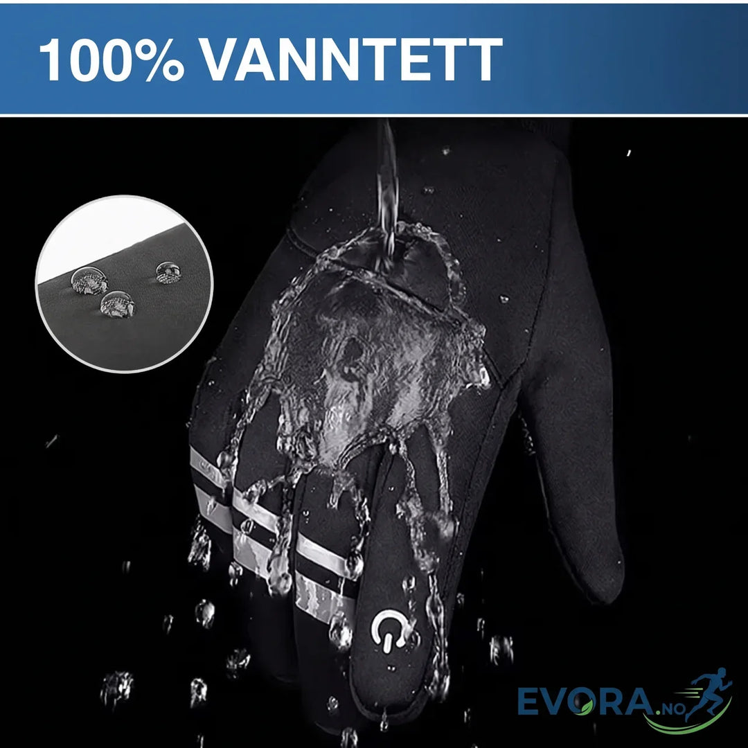 Nærbilde av en hånd som bruker grå/svarte vinterhansker med touchscreen-funksjon utendørs. Varme og vannavvisende.