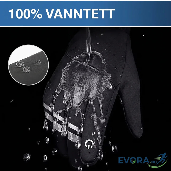 Nærbilde av en hånd som bruker grå/svarte vinterhansker med touchscreen-funksjon utendørs. Varme og vannavvisende.