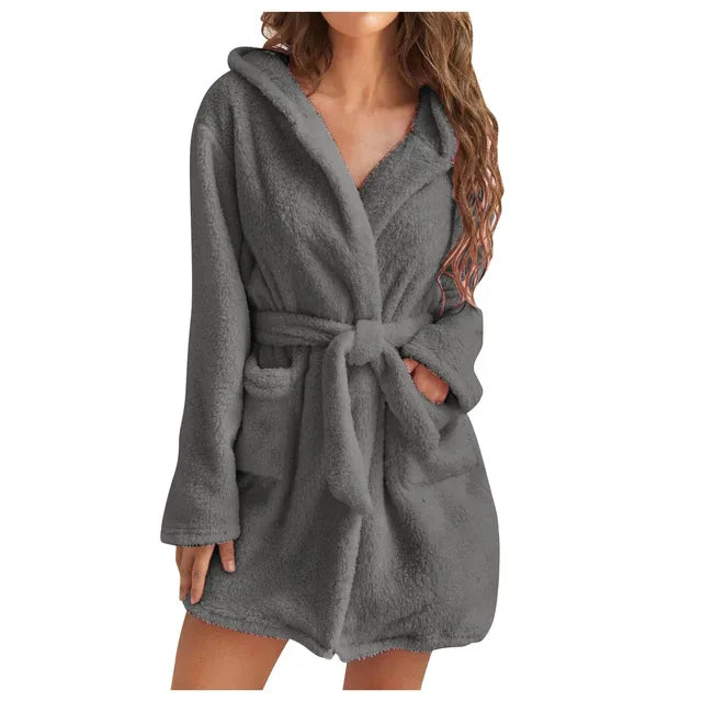 Elegant og myk badekåpe for kvinner med hette. Fluffy design i korallfleece, perfekt som nattøy.