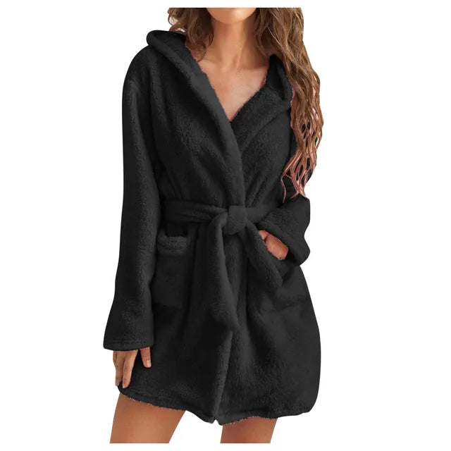 Luksuriøs korallfleece badekåpe for kvinner. Myk, varm og fluffy med hette for ultimate komfort.