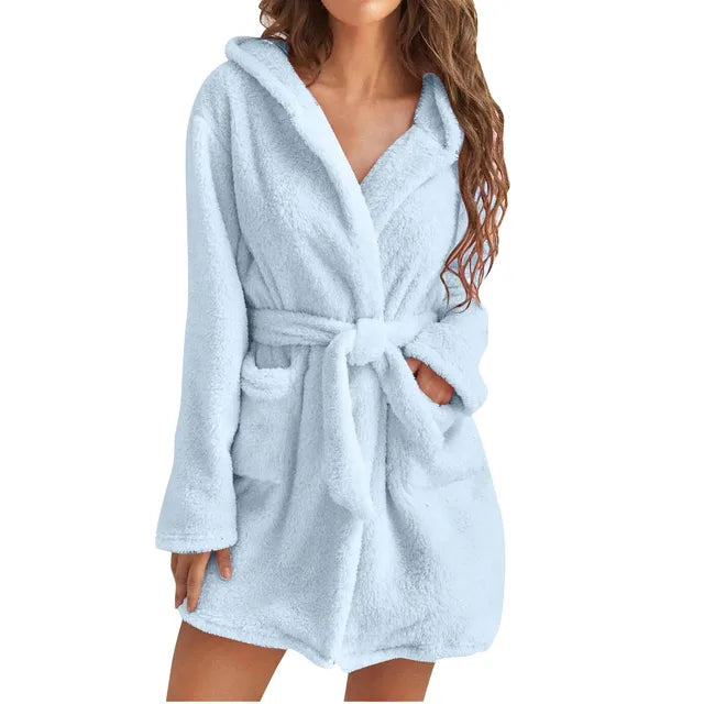 Hjemmekoselig badekåpe med hette for kvinner. Supermyk og fluffy korallfleece for avslappende stunder.