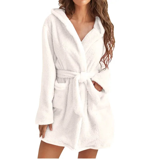 Premium fluffy badekåpe for kvinner med hette. Myk korallfleece for avslappende øyeblikk hjemme.