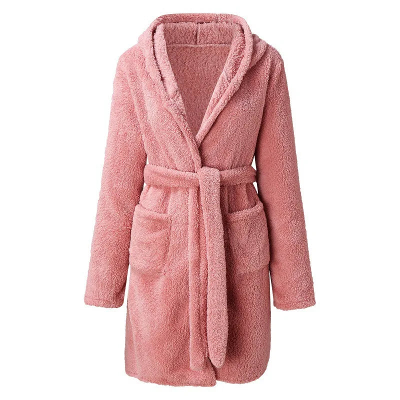 Fluffy badekåpe med hette for kvinner. Myk korallfleece morgenkåpe for hjemmekos og loungewear.