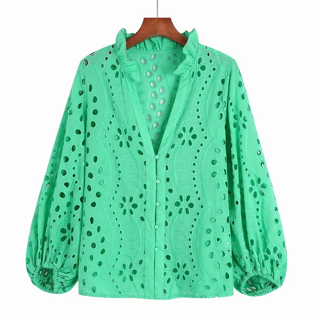 Nærbilde av dame blondebluse som viser delikat broderi og fine blonder. En stilig og feminin sommertopp.