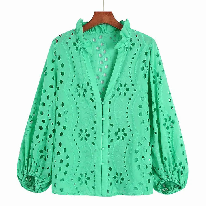 Nærbilde av dame blondebluse som viser delikat broderi og fine blonder. En stilig og feminin sommertopp.