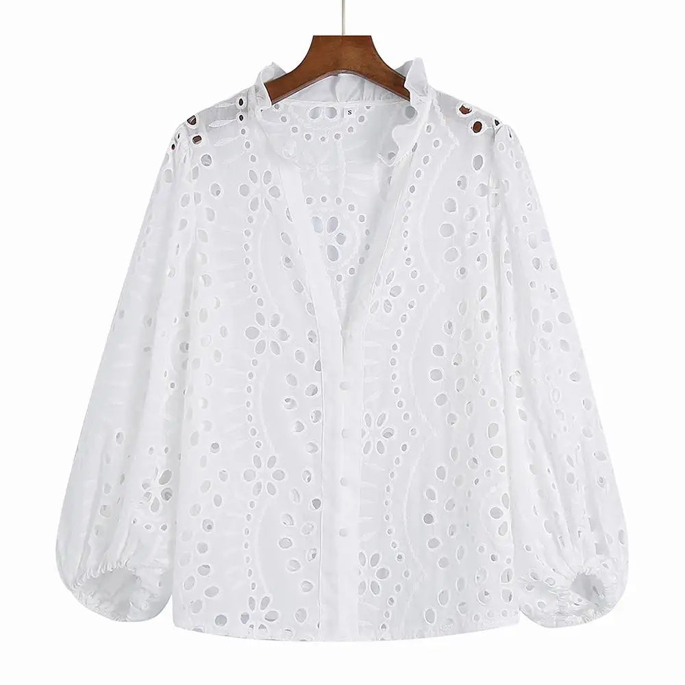 Stilig damebluse med blonder og broderi. En allsidig sommertopp som passer både til hverdag og fest.