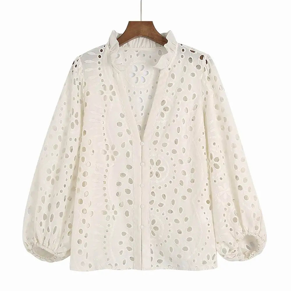 Elegant dame blondebluse med delikat broderi, perfekt som stilig sommertopp eller festtopp for kvinner.