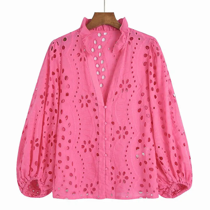 Vakker blondebluse med utsøkt broderi. Elegant feminin damebluse for stilig sommerstil og kvinneklær.