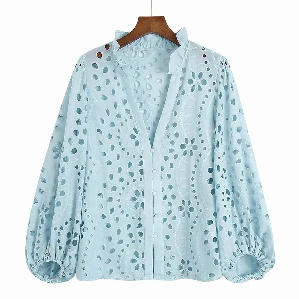 Feminin blondebluse med delikat broderi. En elegant sommertopp, perfekt som hverdagsbluse eller festtopp for dame.