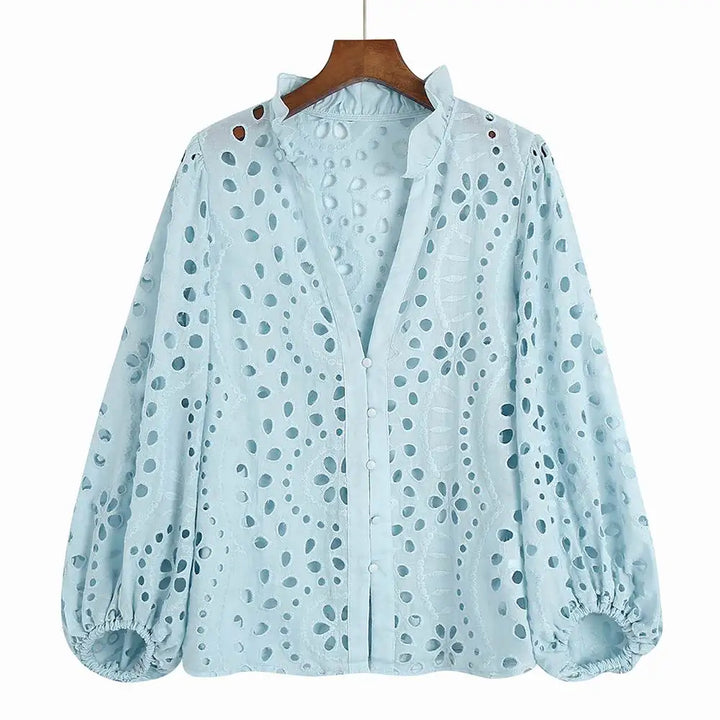 Feminin blondebluse med delikat broderi. En elegant sommertopp, perfekt som hverdagsbluse eller festtopp for dame.