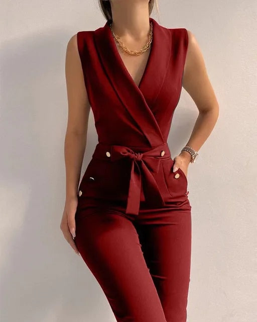 Nærbilde av elegant damejumpsuit. V-hals, ermeløs design og midjesnøring fremheves for en tidløs stil.