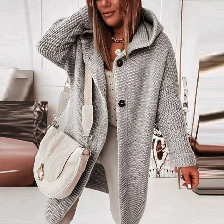 Varm kvinner's hettecardigan, perfekt som et trendy ytterplagg for kaldere vær.
