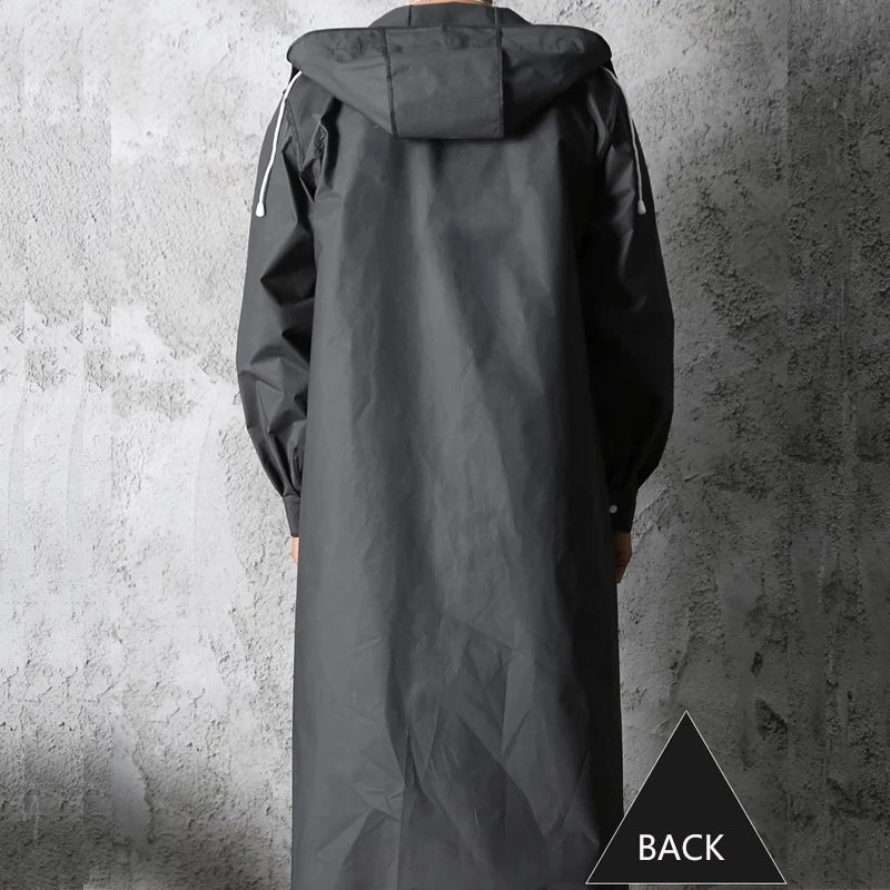 Bakside av den svarte unisex vanntette regnfrakken/mackintoshen, viser praktisk hette og design.