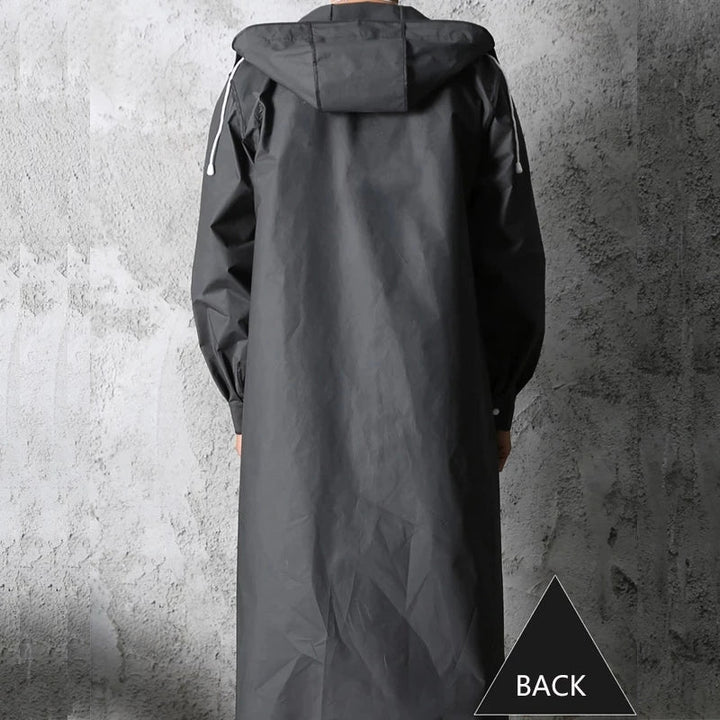 Bakside av den svarte unisex vanntette regnfrakken/mackintoshen, viser praktisk hette og design.