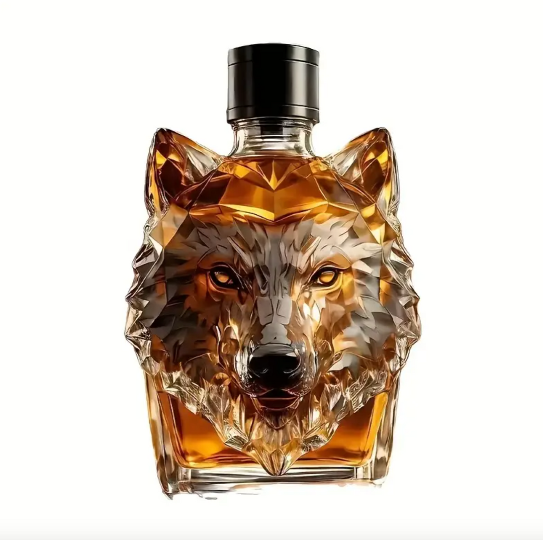 Eksklusiv whisky karaffel i krystallglass med imponerende ulvedesign, perfekt for hjemmebaren.