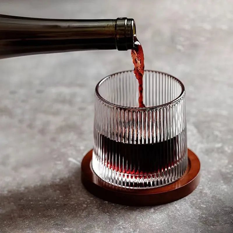 Elegant designet roterende whiskyglass i høy kvalitet. Optimalisert for menns og kvinners drikkeopplevelse.