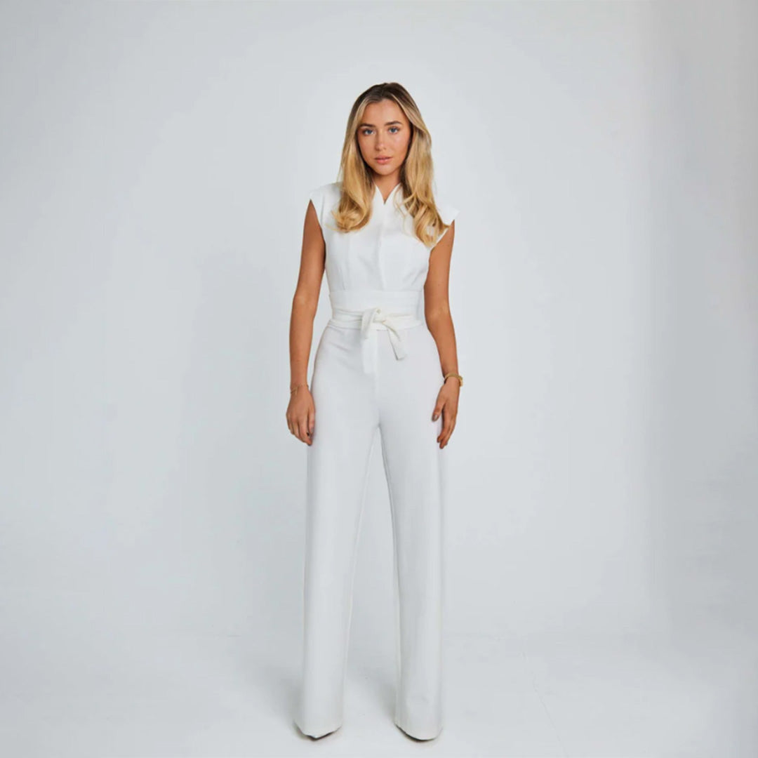Hvit stilfull jumpsuit for kvinner, med vide ben. Komfortabelt festantrekk.
