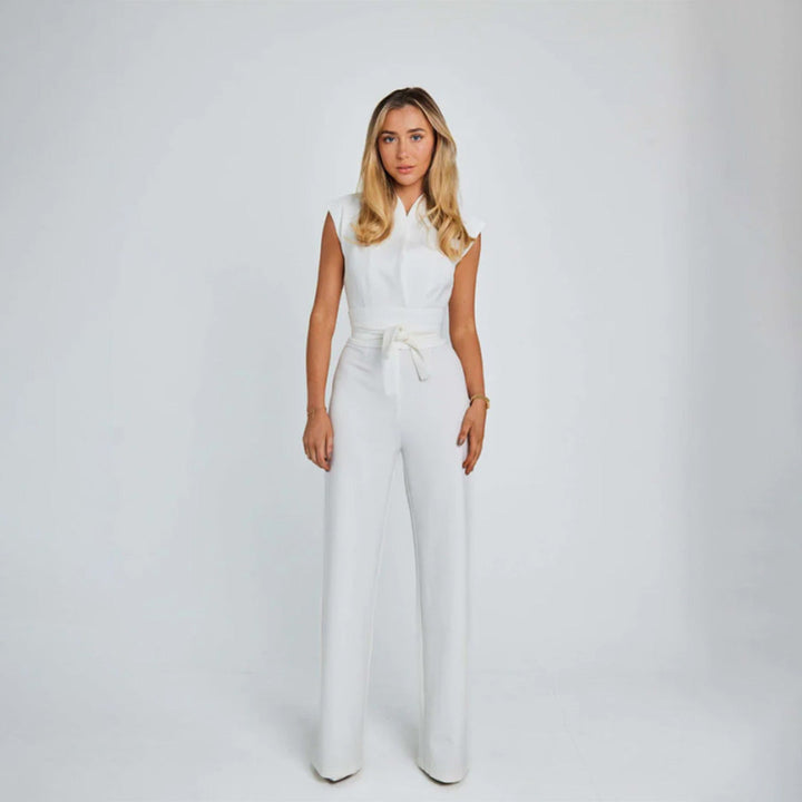 Hvit stilfull jumpsuit for kvinner, med vide ben. Komfortabelt festantrekk.