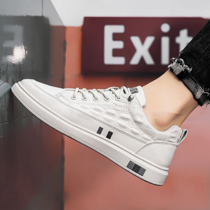 Moderne herresko sneakers i svart/hvit, perfekt for fritid og sport. Komfortable hverdagssko for menn.