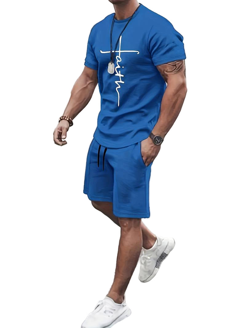 Komfortabelt herresommersett med kortermet t-skjorte og shorts, perfekt for avslappet sommerstil og fritid.