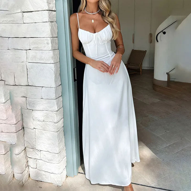 Lang, elegant sommerkjole med rynket bodice. En vakker maxikjole perfekt for spesielle anledninger.