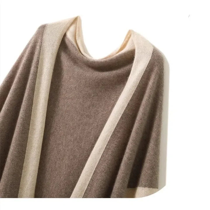 Kvinnelig trekantsjal med kontrastkant, elegant stylet for lagdeling. Varmt høstskjerf for enhver anledning.