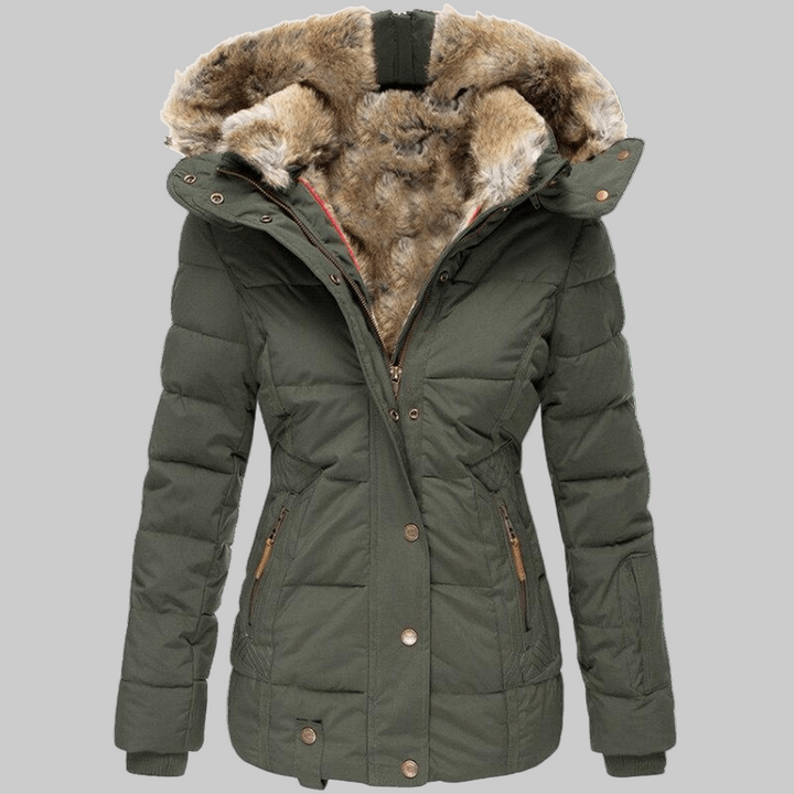 Moderne slim fit vinterjakke for damer, med varmt fuskepelsfôr og praktisk hette. Perfekt for kald vinter.
