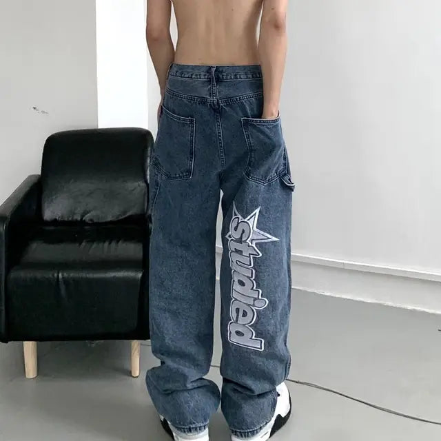 Lav midje vide jeans med dristig grafikk, perfekt for en casual og moteriktig look.