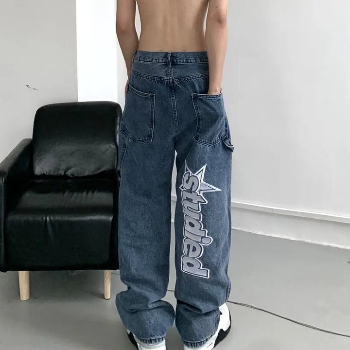 Unisex fritidsjeans med dynamisk grafisk print, gir en kul og avslappet stil.
