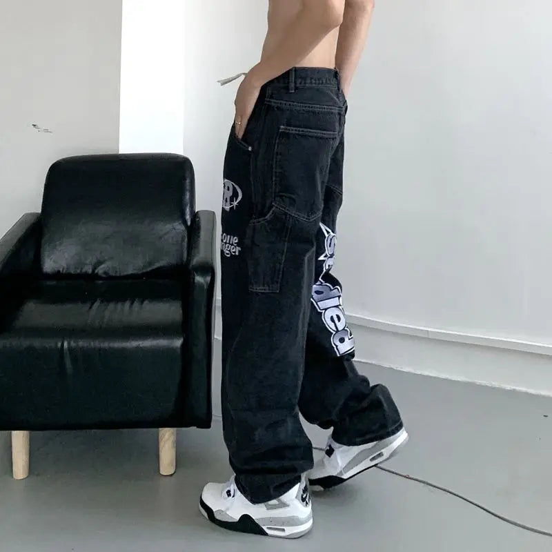 Streetwear vide jeans i denim med unikt grafisk design, ideell for et moderne utseende.