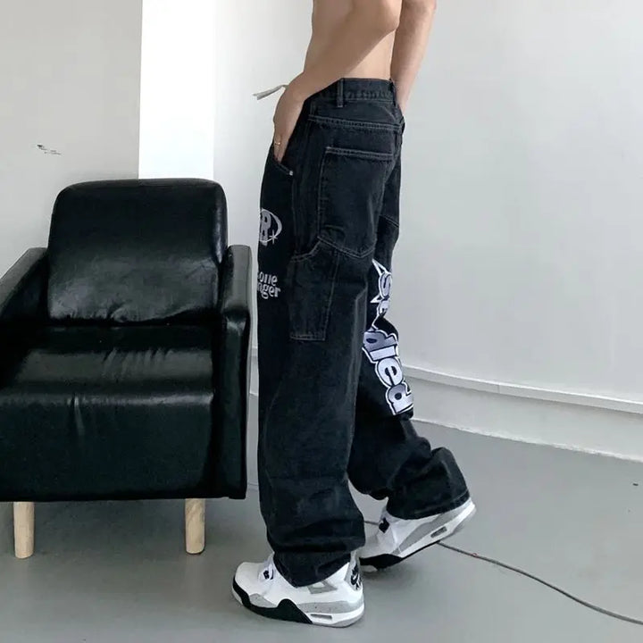 Streetwear vide jeans i denim med unikt grafisk design, ideell for et moderne utseende.